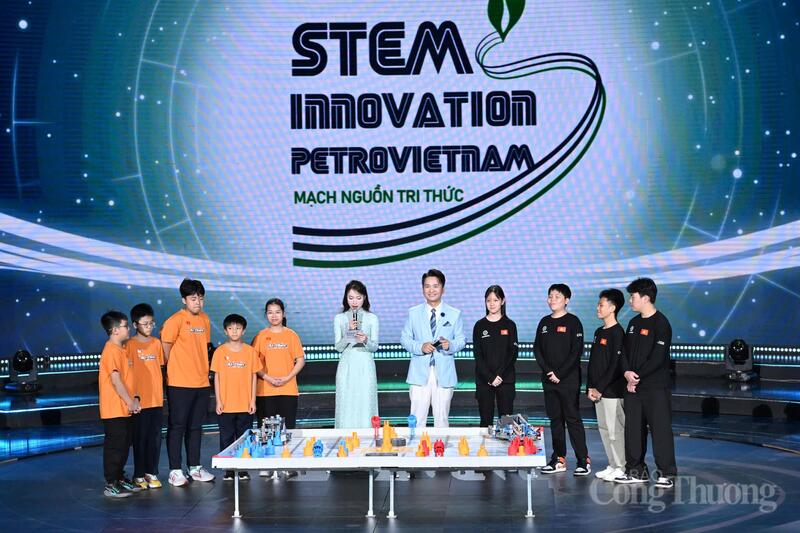 Tại điểm cầu truyền hình trực tiếp tại Hà Nội, các bạn học sinh hào hứng bước vào các bài thực hành STEM, tự tay thử nghiệm, quan sát và đặt những câu hỏi khoa học đầu tiên.