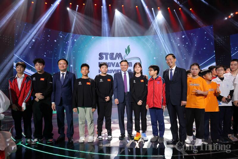 Đồng chí Lê Mạnh Hùng - Ủy viên Ban Chấp hành Trung ương Đảng, Bí thư Đảng ủy, Quyền Bộ trưởng Bộ Công Thương, lãnh đạo Petrovietnam chụp ảnh cùng học sinh, sinh viên.