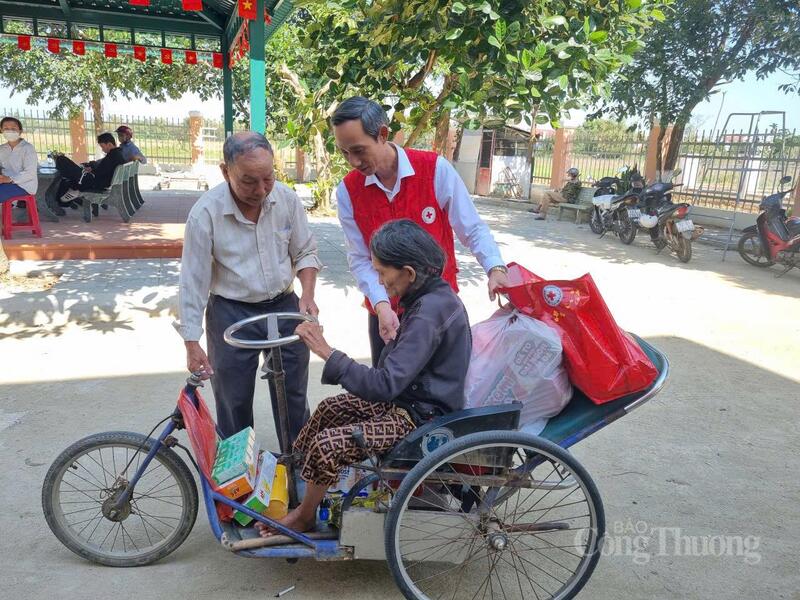 Theo Chủ tịch Hội Chữ thập đỏ TP. Đà Nẵng Lê Tấn Minh (áo khoác đỏ), phong trào “Tết Nhân ái” và mô hình Chợ Tết Nhân ái không chỉ hỗ trợ về vật chất cho các hộ khó khăn mà còn lan tỏa tinh thần tương thân tương ái trong cộng đồng.