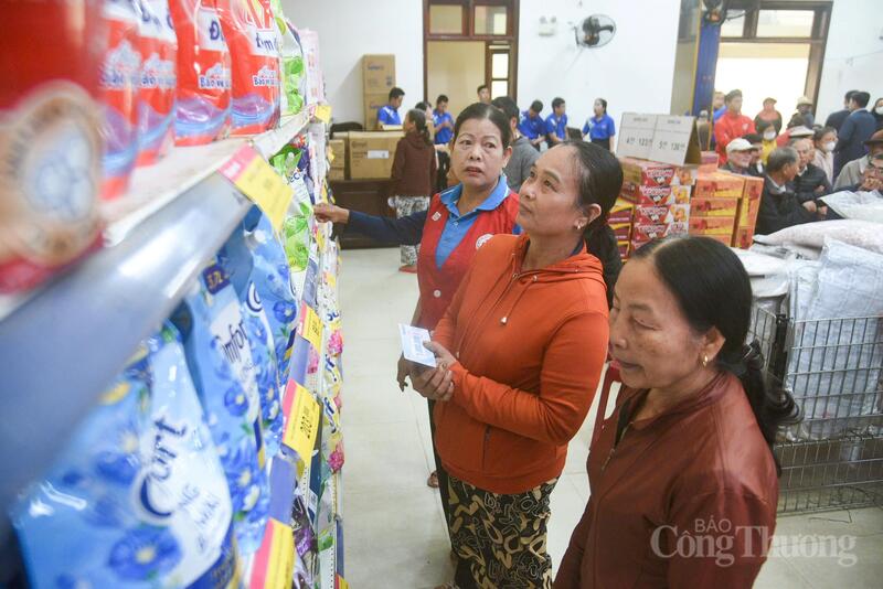 Tại Chợ Tết Nhân ái, với phiếu mua hàng 1 triệu đồng, người dân lựa chọn cho mình những sản phẩm hàng hóa thiết yếu.