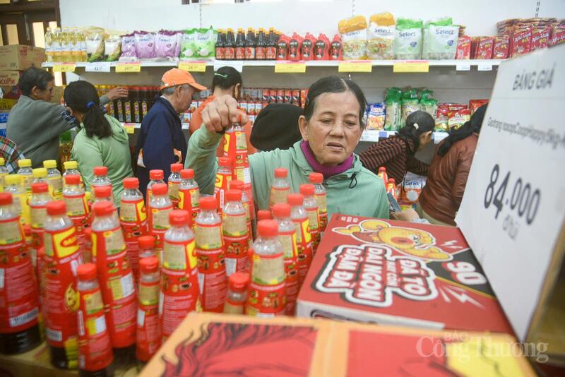 Các mặt hàng tại Chợ Tết đa dạng, phong phú, đảm bảo về chất lượng và giá cả ưu đãi.