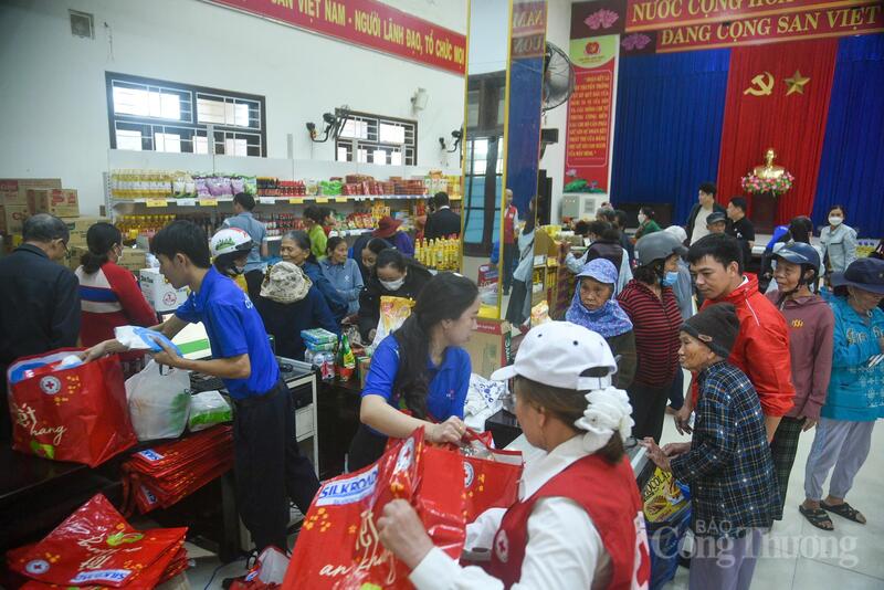 Người dân rộn ràng mua sắm tại Chợ Tết Nhân ái sáng 30/1.