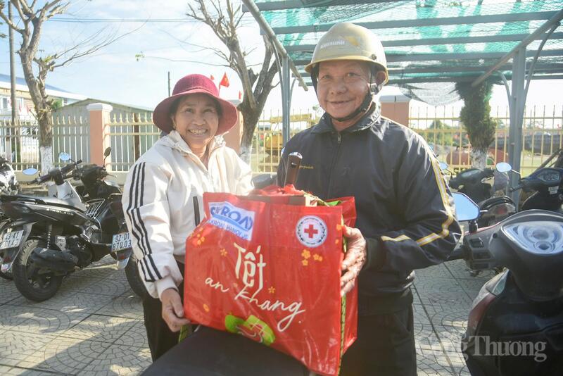 Các hộ dân phấn khởi sau khi đi Chợ Tết Nhân ái.