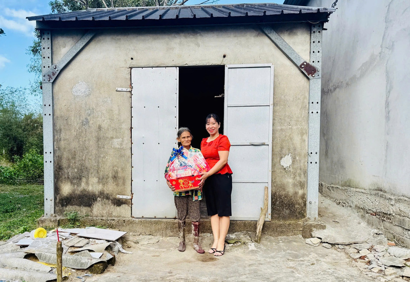 Công ty trao quà cho các gia đình có hoàn cảnh khó khăn. Ảnh: D. Huyền