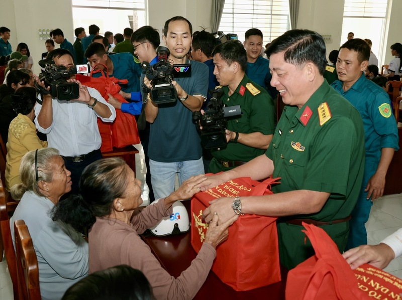 Hàng trăm phần quà được trao đến các gia đình chính sách, hộ nghèo, hộ có hoàn cảnh khó khăn.