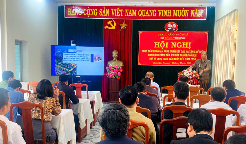Phó Giám đốc Sở Công Thương thành phố Huế Nguyễn Lương Bảy phát biểu tại hội nghị. Ảnh: Nguyễn Tuấn
