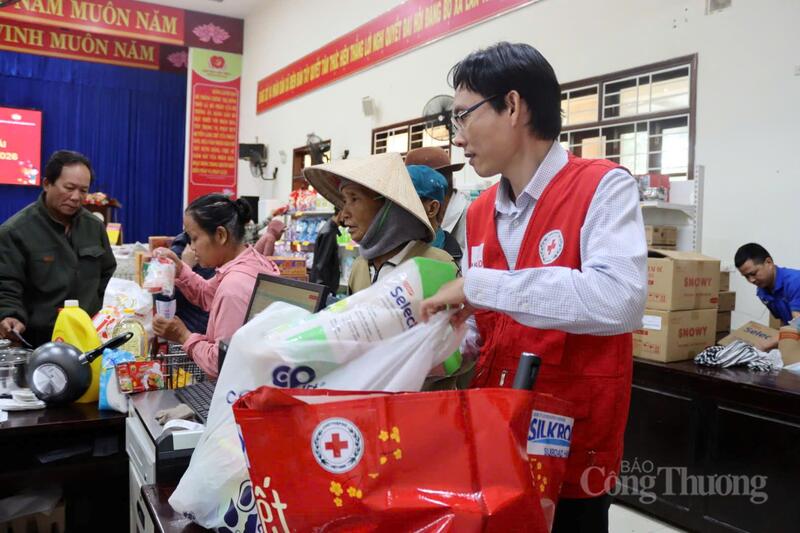 Mỗi phần quà gửi gắm sự sẻ chia, đồng hành của các đơn vị, doanh nghiệp đến người dân còn khó khăn, để "ai cũng có Tết".