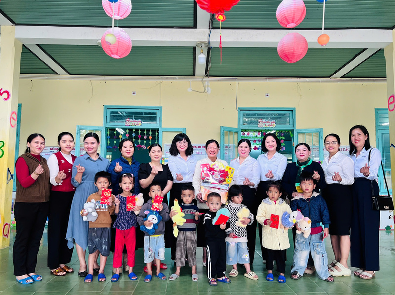 Ban Nữ công Công ty gửi phần quà đến các cháu tại Trường Mầm non Thượng Nhật. Ảnh: D. Huyền