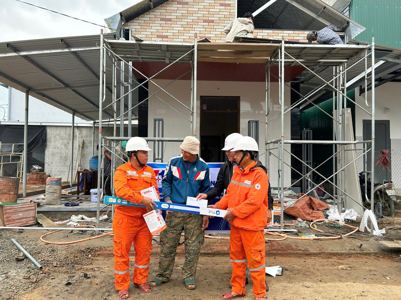 Trong “Chiến dịch Quang Trung”, Công ty Điện lực Huế còn trao tặng các hộ dân nhiều thiết bị điện trong sinh hoạt. Ảnh: D. Huyền