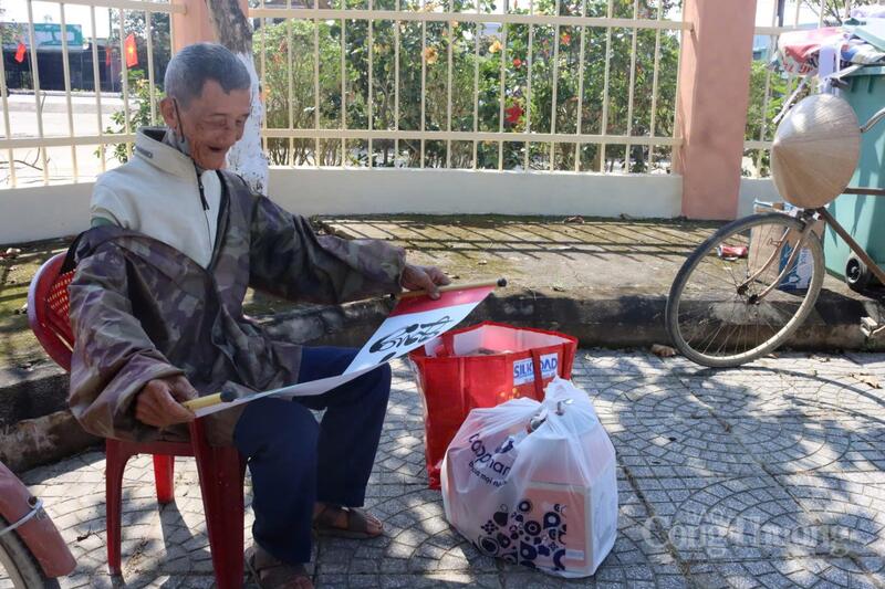 Sắp đến Tết cổ truyền dân tộc, cả nước đang hướng về hộ nghèo, người lớn tuổi neo đơn, người khuyết tật,... với những hành động thiết thực, ý nghĩa.