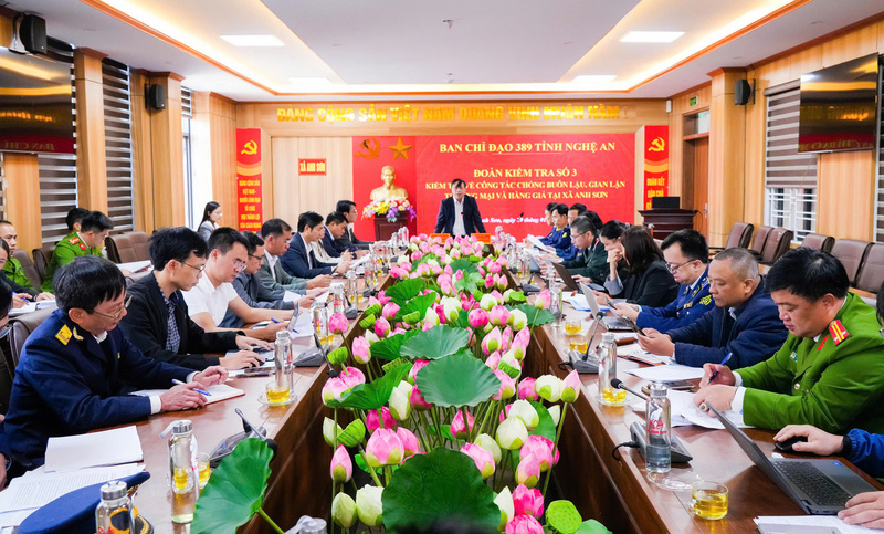 Đoàn kiểm tra số 3 Ban Chỉ đạo 389 tỉnh Nghệ An làm việc với các xã. Ảnh: Mai Liễu