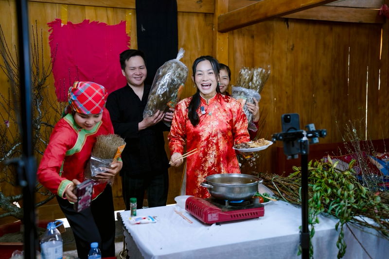 Chị Vũ Thị Bích Hồng (áo đỏ) cho biết TikTok Shop đang tạo ra bước ngoặt cho các tiểu thương tại Bình Lư.