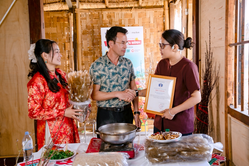 Ông Nguyễn Bá Kiện trao thư cảm ơn cho nhà sáng tạo nội dung đồng hành cùng xã Bình Lư xây dựng xã thương mại điện tử.