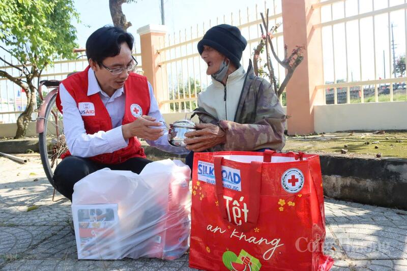 Tết với những hộ khó khăn, những người cao tuổi neo đơn sẽ ấm áp hơn khi có sự chung tay của cả cộng đồng.