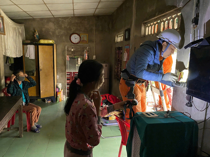 Hỗ trợ sửa chữa, đường dây sau công tơ, hệ thống điện trong gia đình khách. Ảnh: D. Huyền