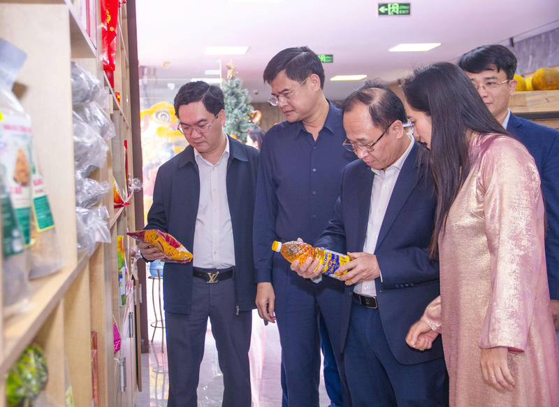 Các đại biểu, khách hàng tham quan các gian hàng. Ảnh: Mai Liễu