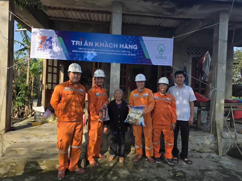 Tặng quà cho hộ gia đình có hoàn cảnh khó khăn. Ảnh: D. Huyền