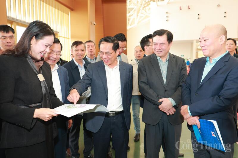 Phó Thủ tướng Bùi Thanh Sơn kiểm tra tiến độ Hội chợ Mùa Xuân 2026 (Ảnh: Quỳnh Trang)