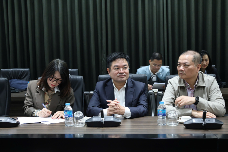 Tổng Biên tập Báo Công Thương Nguyễn Văn Minh và đại diện các đơn vị thuộc Bộ tham dự sự kiện. Ảnh: Hoàng Chiến.