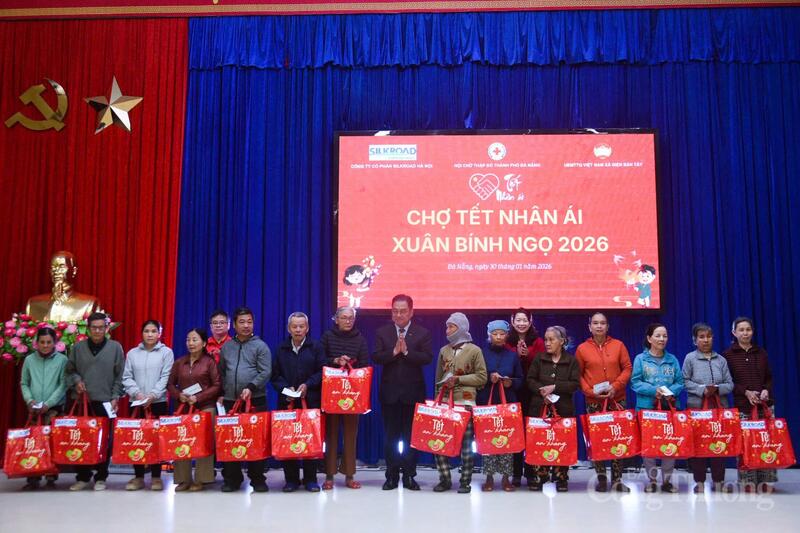 Trao quà Tết và phiếu mua hàng 1 triệu đồng cho các hộ nghèo, hộ có hoàn cảnh khó khăn tại TP. Đà nẵng.