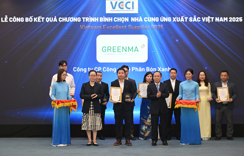 Ông Phạm Vinh Sơn – Giám đốc Công ty Cổ phần Công nghệ Phân bón Xanh (Greenma) nhận vinh danh tại chương trình Bình chọn Nhà cung ứng xuất sắc Việt Nam 2025