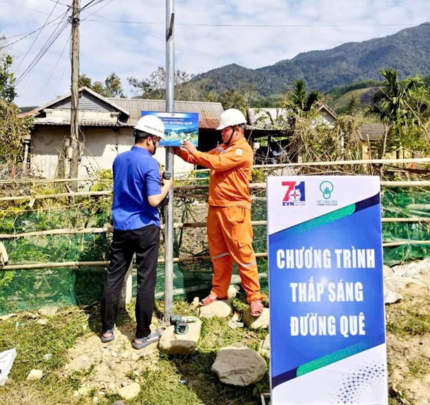 Đoàn Thanh niên Công ty Điện lực Huế thực hiện thi công công trình. Ảnh: D. Huyền