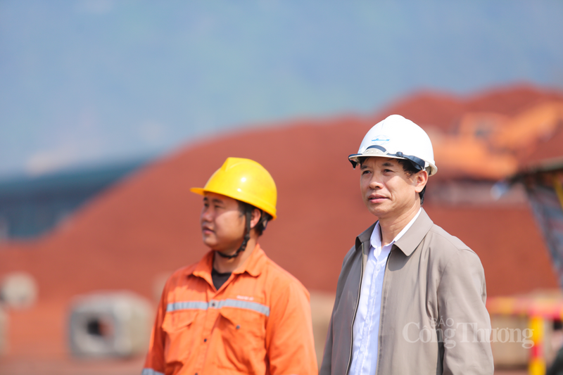 Các công ty tăng cường nhân lực, thường xuyên kiểm tra, đảm bảo công tác xuất nhập khẩu qua cảng biển thuận tiện nhất. Ảnh: Trọng Tùng