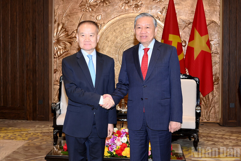 Việt Nam luôn dành tình cảm đặc biệt, sự coi trọng sâu sắc và ưu tiên hàng đầu đối với quan hệ láng giềng gần gũi Việt - Trung. Ảnh: Nhân Dân