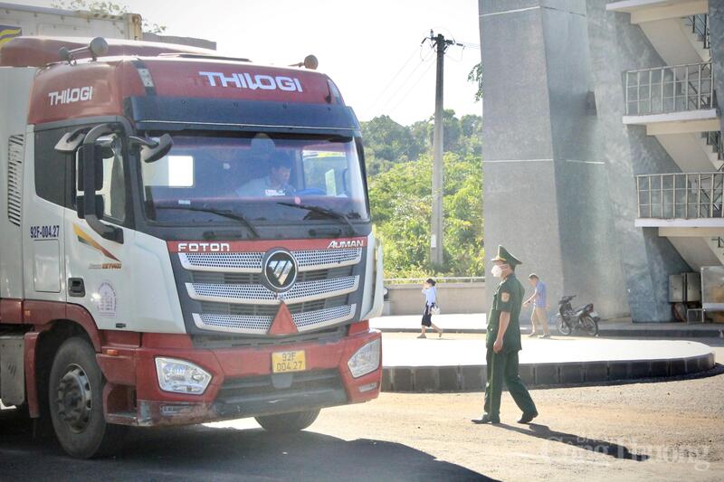 Lực lượng chức năng kiểm soát phương tiện vận tải qua Cửa khẩu quốc tế Lệ Thanh. Ảnh: Hiền Mai