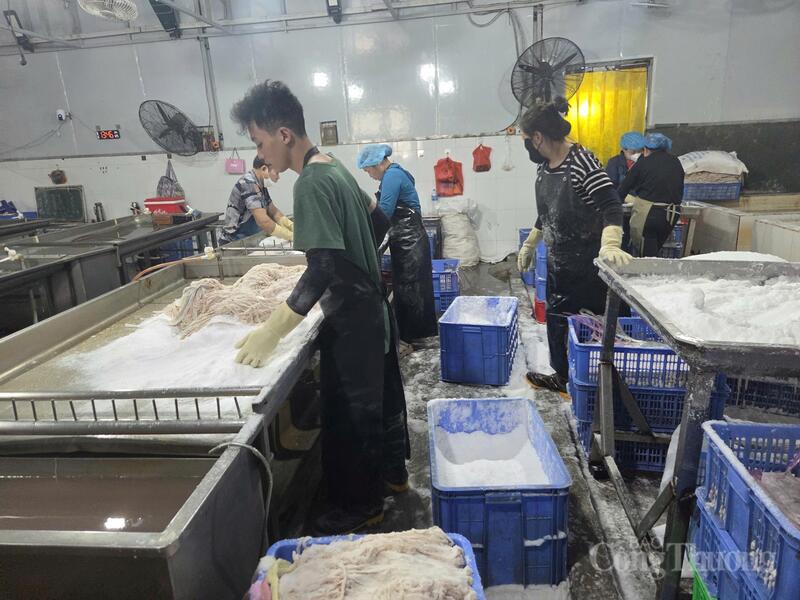 Công nhân đang sơ chế lòng lợn.