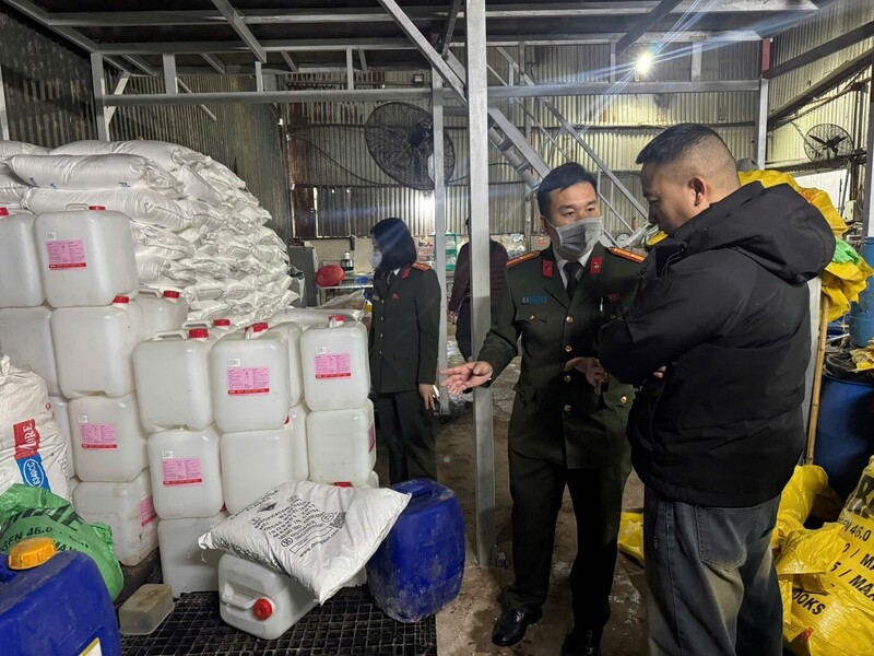 Lực lượng chức năng TP. Hà Nội làm việc với cơ sở chế biến. Ảnh: CAHN