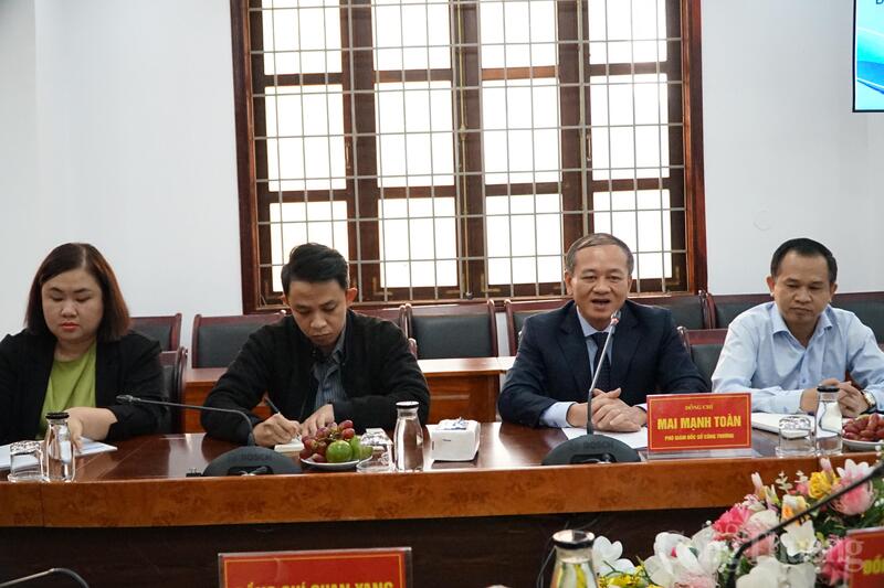 Ông Mai Mạnh Toàn (thứ 2 từ phải qua trái) phát biểu tại buổi làm việc. Ảnh: Vũ Long