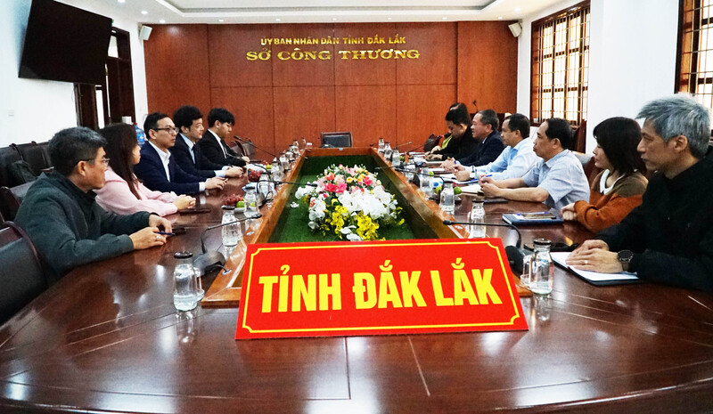 Toàn cảnh buổi làm việc giữa Tổng lãnh sự quán Trung Quốc tại Đà Nẵng và Sở Công Thương Đắk Lắk. Ảnh: Vũ Long