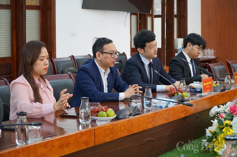 Buổi làm việc trong không khí cởi mở, thân thiện. Ảnh: Vũ Long