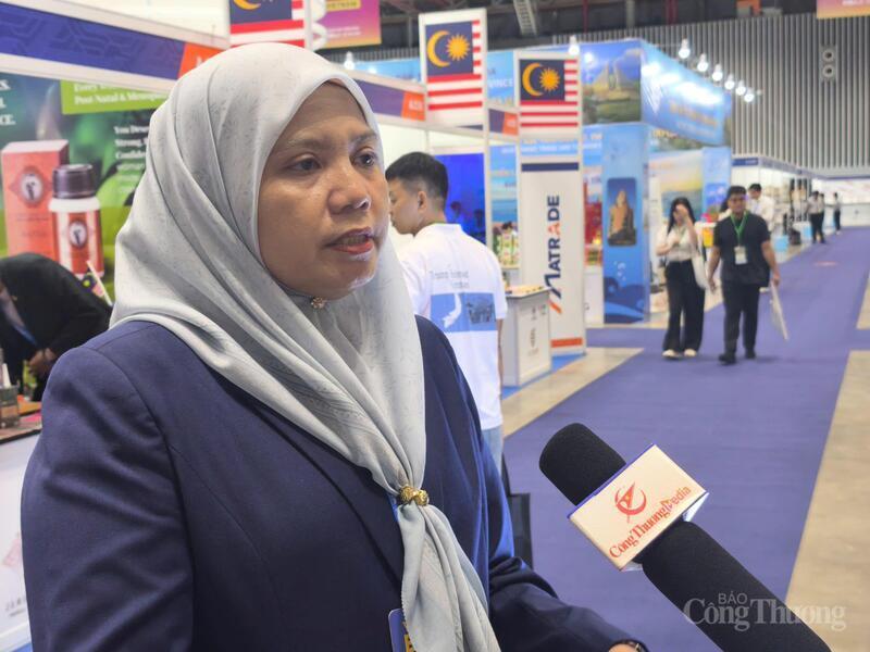 Bà Zaimah Osman - Lãnh sự Thương mại Malaysia tại Việt Nam trao đổi với phóng viên Báo Công Thương