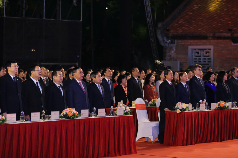 Các đại biểu thực hiện nghi lễ chào cờ tại buổi lễ. Ảnh: Linh Phạm