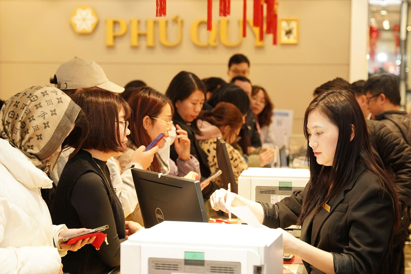 Giá bạc liên tục tăng mạnh những ngày gần đây khiến thị trường tại Hà Nội trở nên sôi động. Ảnh: PQ