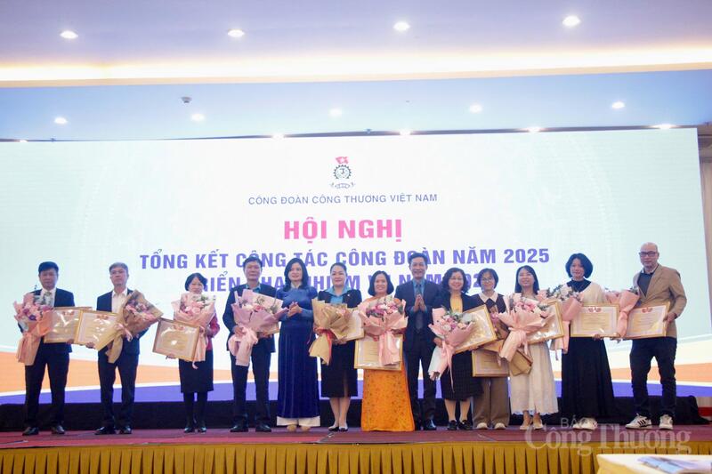 Công đoàn Công Thương Việt Nam trao bằng khen cho tập thể và cá nhân đã có thành tích xuất sắc trong phong trào thi đua lao động giỏi, xây dựng tổ chức công đoàn vững mạnh năm 2025.