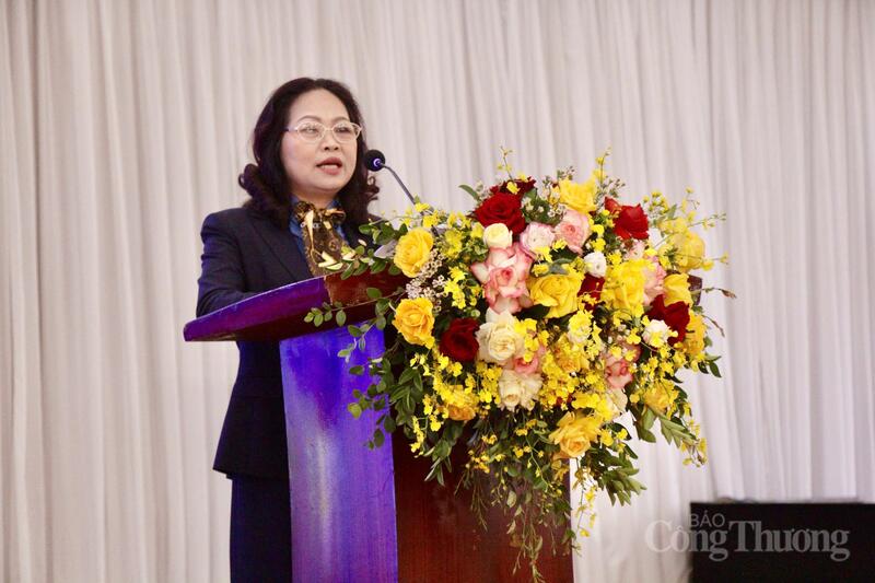 Bà Nguyễn Thị Huệ - Phó Chủ tịch Công đoàn Tổng công ty máy động lực và máy nông nghiệp Việt Nam trình bày tham luận về Công đoàn phối hợp với chuyên môn triển khai mạng lưới an toàn vệ sinh lao động, phòng chống cháy nổ thiết thực, hiệu quả.