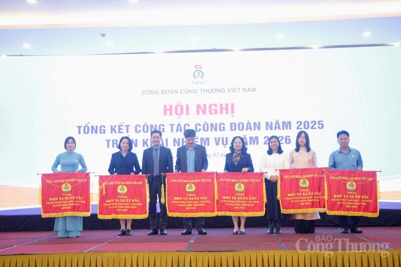 Chủ tịch Công đoàn Công Thương Việt Nam trao cờ của Tổng Liên đoàn Lao động Việt Nam tặng đơn vị xuất sắc trong phong trào CNVC - Lao động và hoạt động Công đoàn năm 2025.