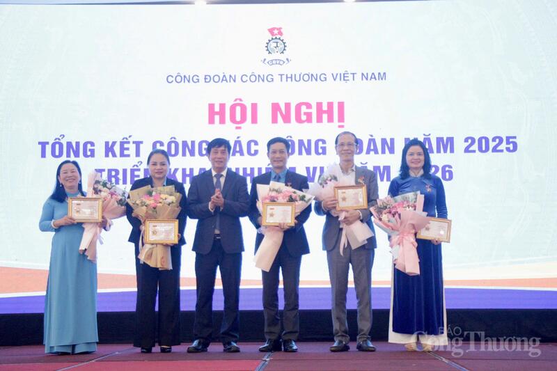Ông Phan Văn Bản - Phó Bí thư chuyên trách, Chủ nhiệm Ủy ban Kiểm tra Đảng ủy Bộ Công Thương trao Kỷ niệm chương vì sự nghiệp ngành Công Thương cho 5 cá nhân xuất sắc của Công đoàn Công Thương Việt Nam.