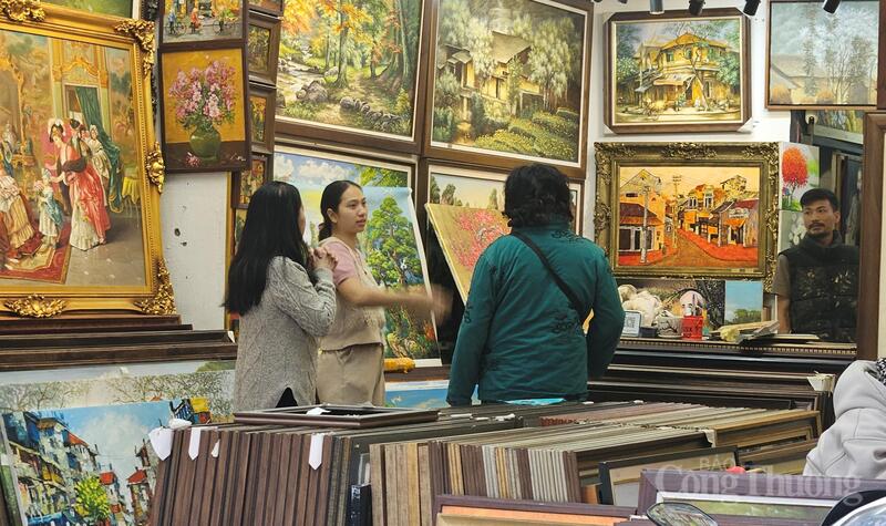 Giá mỗi bức tranh trang trí dịp Tết dao động trung bình từ vài trăm nghìn đến vài chục triệu đồng, tùy theo kích thước, chất liệu, thể loại…