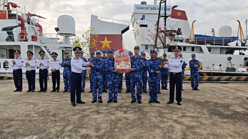 Đại tá Lê Huy - Chính uỷ Vùng Cảnh sát biển 2 giao nhiệm vụ, động viên cán bộ, chiến sĩ tàu 375 trước khi rời bến thực hiện nhiệm vụ. Ảnh: Nam Trung