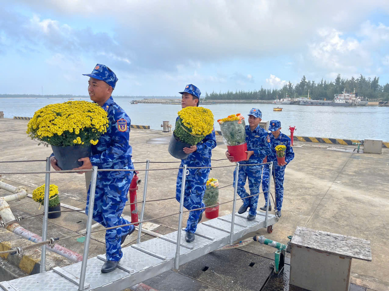 Thực hiện nhiệm vụ bảo vệ biển, đảo nơi tuyến đầu Tổ quốc, tết Nguyên đán năm nay, các cán bộ, chiến sĩ tàu 375 sẽ đón Tết trên biển. Ảnh: Nam Trung
