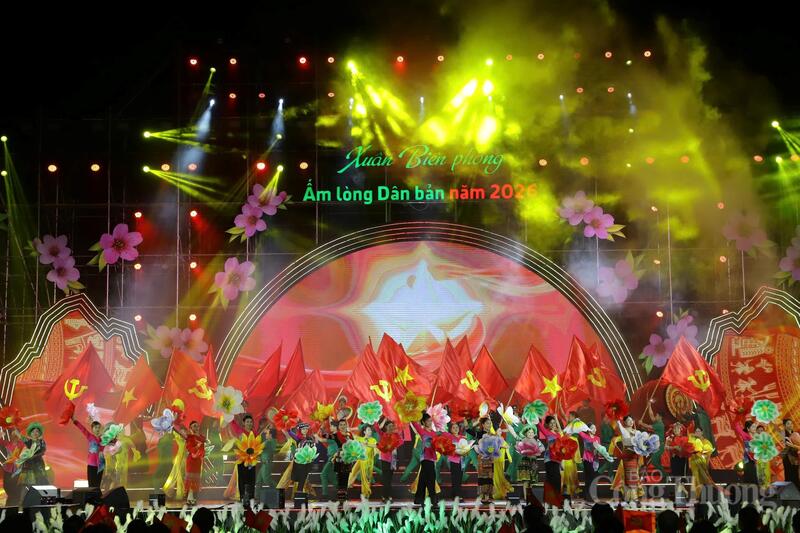 Các chương trình biểu diễn khắc họa chân dung người lính biên phòng và sức sống của vùng biên. Ảnh: Trọng Tùng