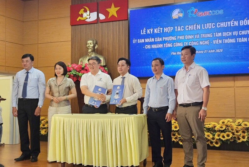 Ký kết hợp tác chiến lược thúc đẩy chuyển đổi số. Ảnh: Minh Khuê