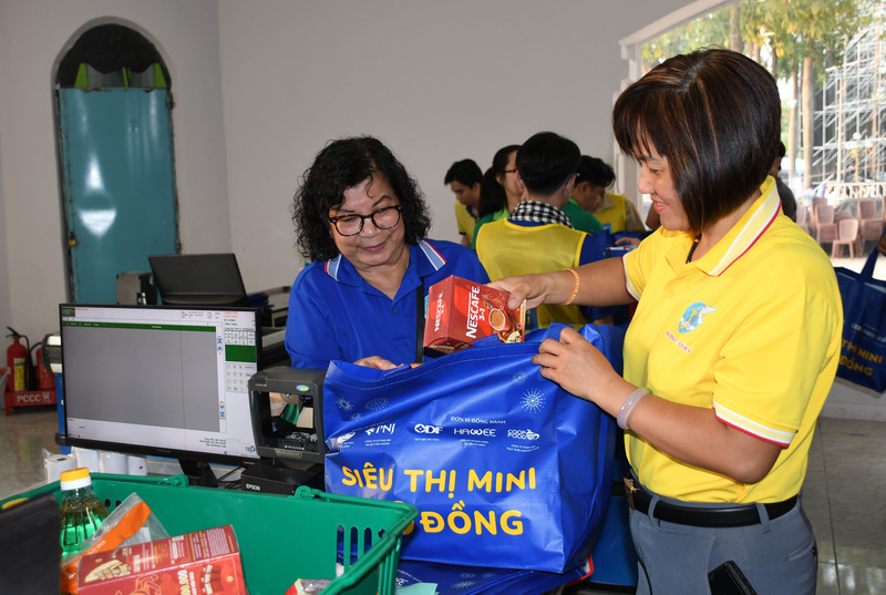 Siêu thị Mini 0 đồng - tết Bính Ngọ 2026 đã giúp cho 15.000 bà con khó khăn có được cái tết đủ đầy, đầm ấm hơn. Ảnh: Minh Khuê.
