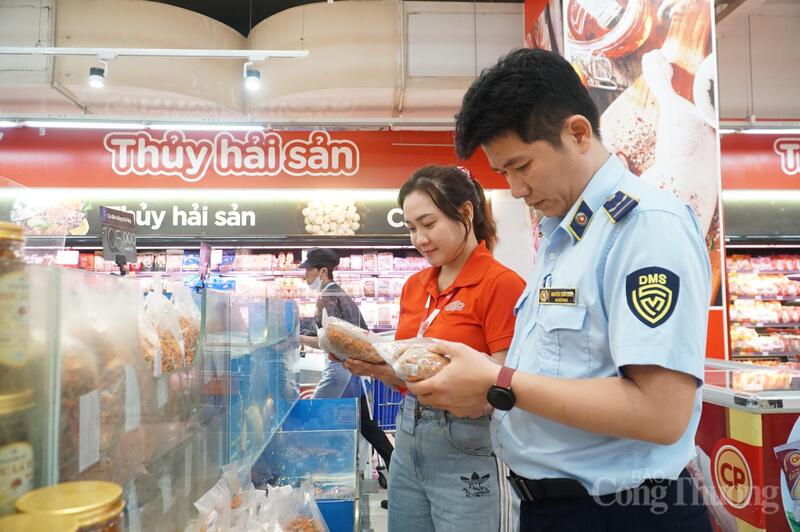 Phải thực hiện song song giữa tuyên truyền tiêu dùng hàng Việt gắn với đấu tranh chống buôn lậu, gian lận thương mại, hàng giả, hàng kém chất lượng