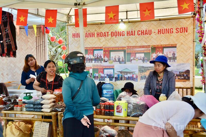 Đặc biệt, không gian chợ quê có sự tham gia quảng bá, giới thiệu các sản phẩm đặc trưng của xã miền núi Hùng Sơn, đơn vị kết nghĩa với phường Hải Châu. Ảnh: Ngọc Thảo