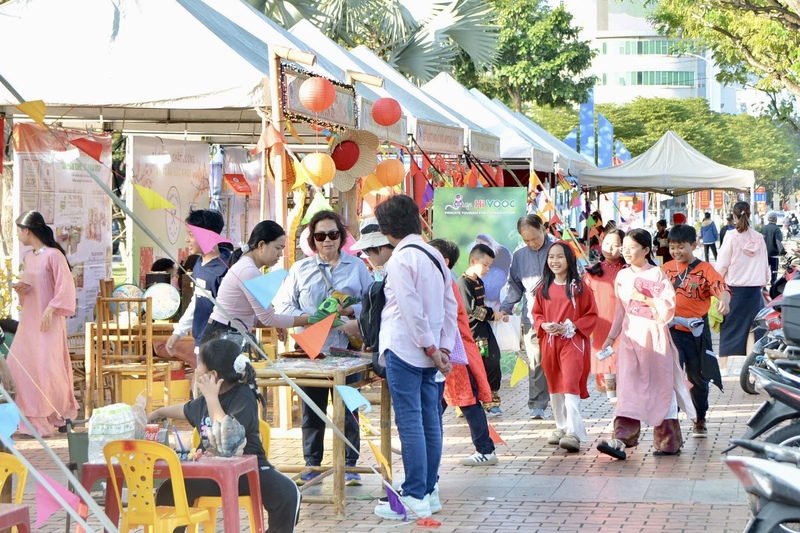 Lễ hội "Tết Việt – Bính Ngọ 2026" thu hút đông đảo người dân, du khách tham quan, thưởng lãm, mua sắm. Ảnh: Ngọc Thảo